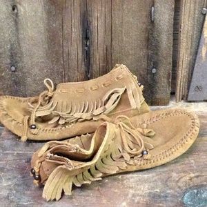 Minnetonka Fringed Moccasin Booties Size 8